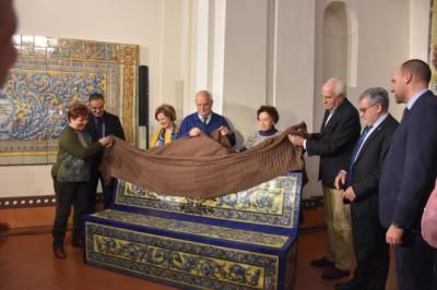 La familia Ruiz de Luna dona una pieza "única" a la exposición ‘aTempora Talavera. Seis mil años de cerámica'