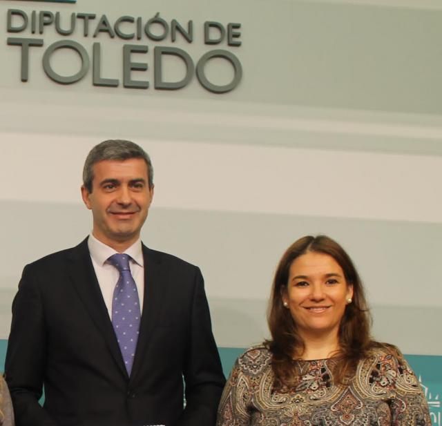 El presidente de la Diputación de Toledo y la vicepresidenta de Afanion en Toledo, Eva Ocaña / Archivo