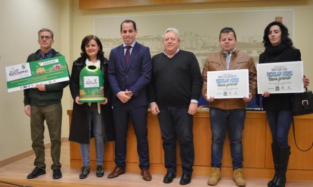 El Ayuntamiento y Ecovidrio premian a los centros escolares y locales de hostelería que más vidrio han reciclado