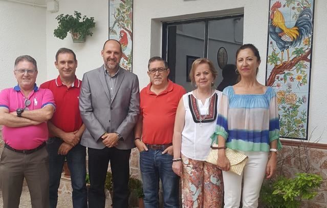 El delegado de la Junta en Talavera, David Gómez,  ha visitado el Taller Artesano del maestro alfarero Bienvenido Carrasco Fletes en Puente del Arzobispo.