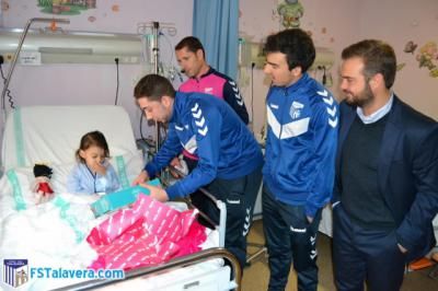 El Soliss FS Talavera compartió una mañana con los niños del Hospital