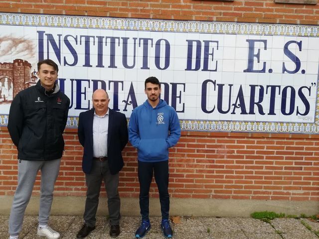 Kevin Bravo (i) y Jorge Gómez(d), con el director del IES Puerta de Cuartos, José Luis Cordero