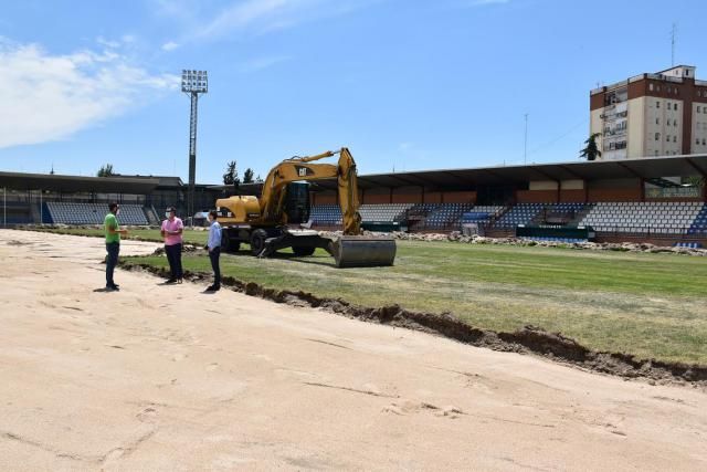 FÚTBOL | La sustitución del césped del Municipal El Prado 'ya es una realidad'