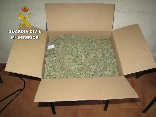 MARIHUANA | Pillado con 2.700 gramos de cogollos durante un control de la Guardia Civil