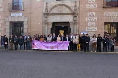 Talavera guarda un minuto de silencio por las cuatro mujeres asesinadas en febrero