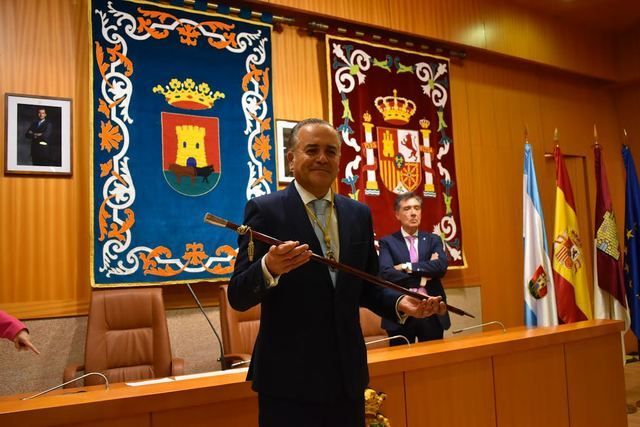 José Julián Gregorio con el bastón de mando del Ayuntamiento de Talavera