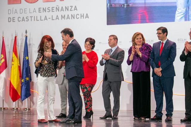 La profesora Ana María Crespo, de la Escuela de Arte de Talavera, premiada en el Día de la Enseñanza