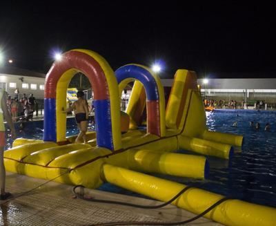 Gran acogida de la primera sesión de piscina nocturna en Torrijos