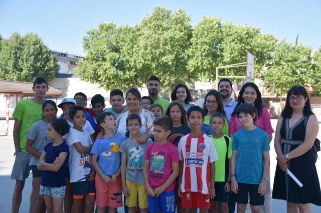 La alcaldesa y varios concejales visitan a los niños del campamento urbano