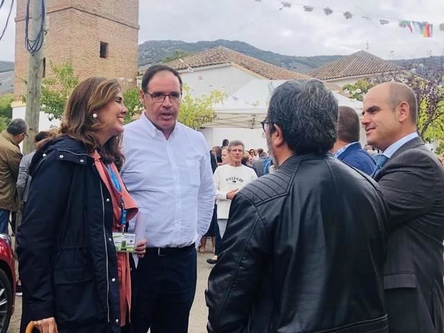 El autobús de la Feria Nacional para la Repoblación de la España Rural visita Sevilleja de La Jara