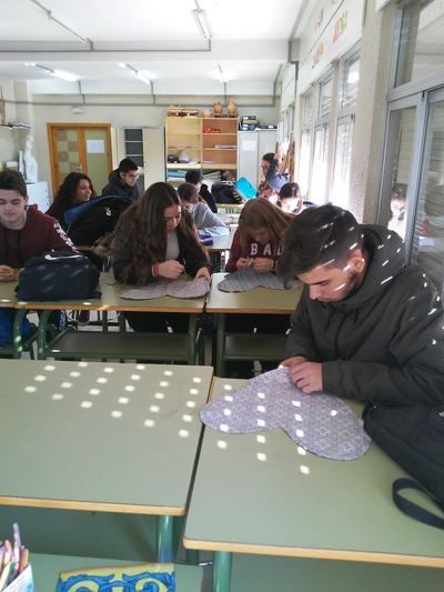 El IES Puerta de Cuartos realiza 'almohadas con corazón' para las afectadas por el cáncer de mama