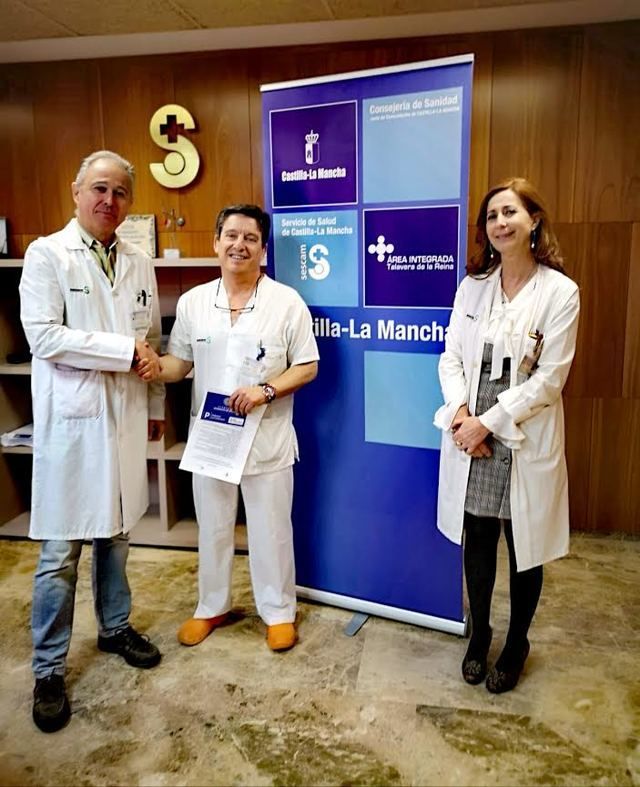 José María Ruiz de Oña (i), Felipe Fondón (c) y Carmen Iglesias (d), Gerente del Área Integrada de Talavera, Presidente de la Asociación Hermandad de Donantes de Sangre de Talavera y Directora de Enfermería del Área Integrada de Talavera