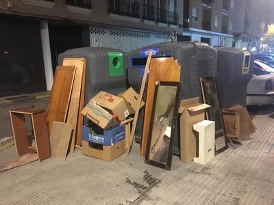 Algo no funciona en Talavera: colchones, neveras y muebles tirados en la calle