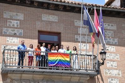 La bandera del Orgullo ya está en el balcón noble del Ayuntamiento de Talavera