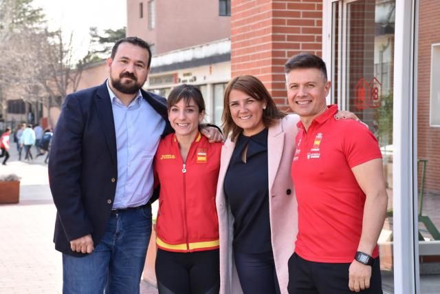 Agustina García y Juan Ramón Amores felicitan a la karateka Sandra Sánchez por su último oro logrado en Dubai