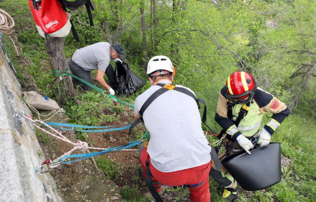 Un contenedor, una señal o un extintor entre 3.000 kilos de basura recogidos en Toledo