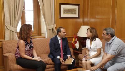 El presidente de las Cortes de CLM recibe a representantes del CERMI