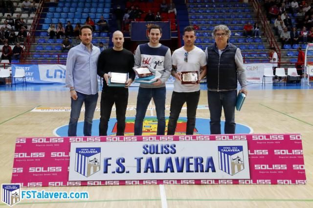 El Soliss FS Talavera entregó una placa de homenaje a tres ex jugadores del conjunto cerámico