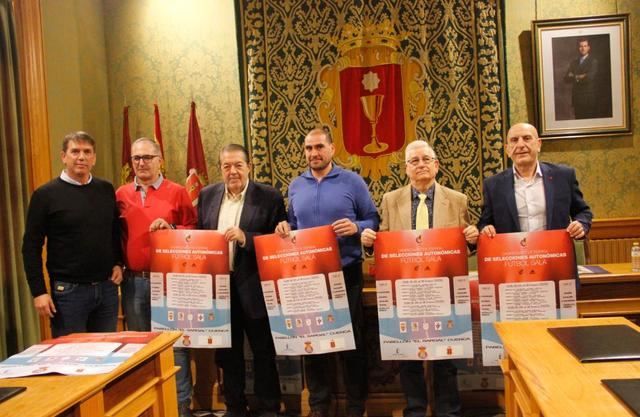 Las autoridades con el cartel anunciador.