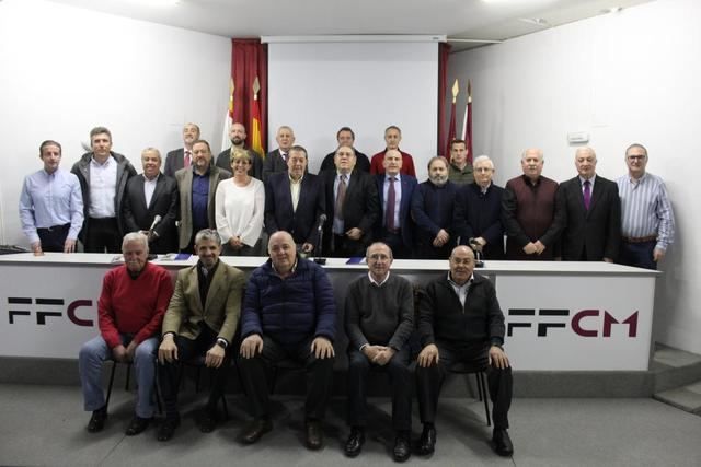 Foto de familia de la junta directiva con Escribano en el centro, celebrada ayer sábado en Cuenca.