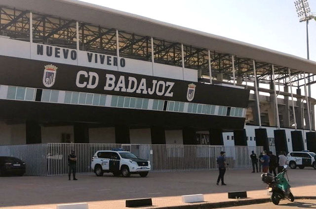 Registro de la Guardia Civil en las oficinas del Badajoz y las empresas del presidente del club