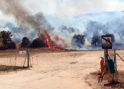 Impactantes imágenes del fuego en el embalse próximo a Talavera