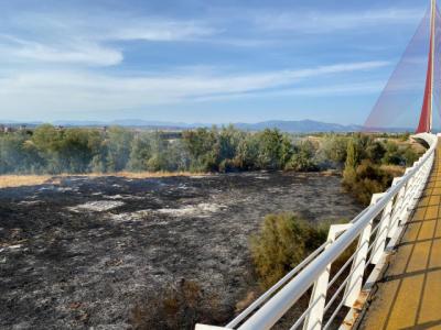 VIDEO | Continúa la extinción del fuego en el puente del Tajo en Talavera. Así está quedando la zona