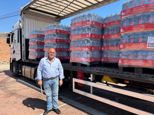 La Diputación de Toledo entrega cerca de 17.000 litros de agua embotellada a Buenasbodas