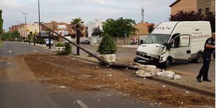 Una furgoneta choca contra una farola y un macetero frente al Hospital de Talavera