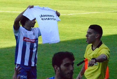 Emocionante dedicatoria a Chato en el partido del CF Talavera