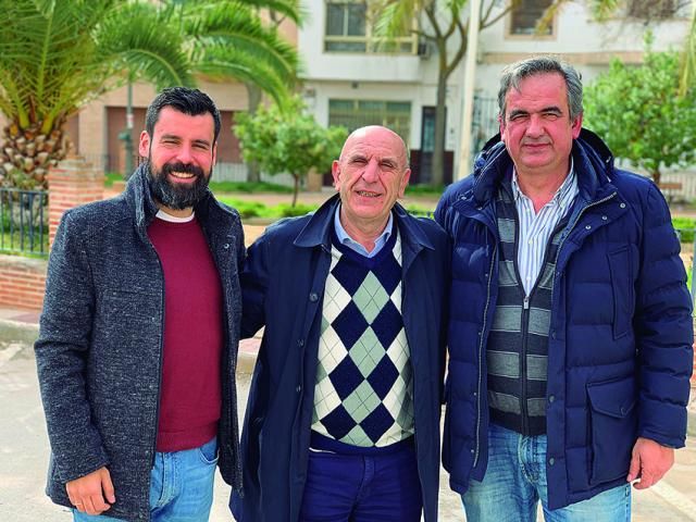 Pablo Burillo, en el centro, con los responsables del fútbol en La Puebla de Almoradiel.