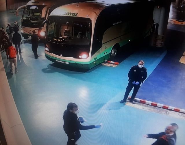 Reparto de masacrillas en la estación de autobuses de Talavera