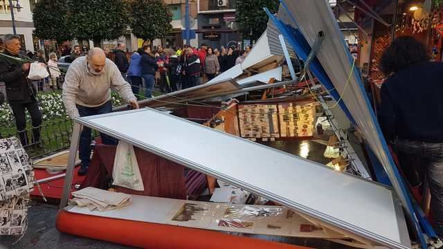 Así quedó uno de los stands del Mercadillo de Navidad en la Talavera a calle de la Trinidad.