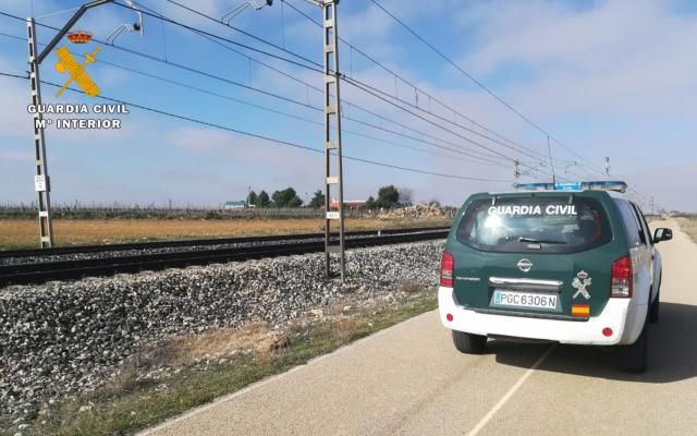 La Guardia Civil auxilia a una persona evitando que fuera arrollada por un tren