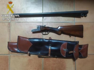 UNA JOYA | Detenido en un pueblo de Toledo por saltarse el toque de queda, conducción temeraria y tenencia ilícita de armas