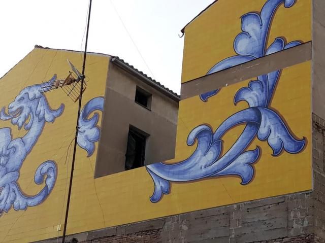 Retiran azulejos del mural de la plaza de San Miguel por riesgo de desprendimiento