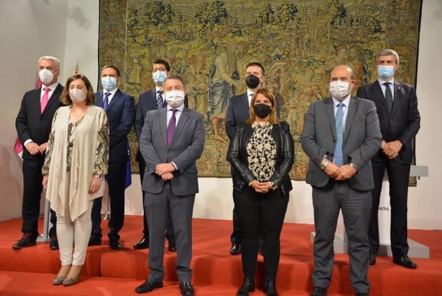 Foto de familia, firma convenio Plan de Empleo, Junta y Diputaciones 