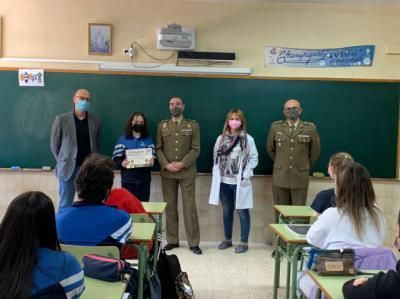 La Fuerzas Armadas hacen entrega de sus premios a dos estudiantes de Talavera