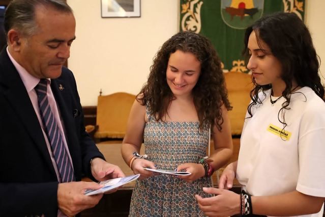 Silvia Sánchez Martín y Laura Otero López, con José Julián Gregorio