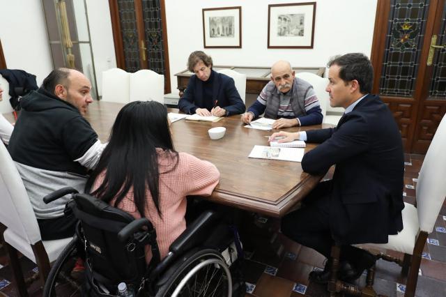 El alcalde Carlos Velázquez se reúne con la AAVV El Vado