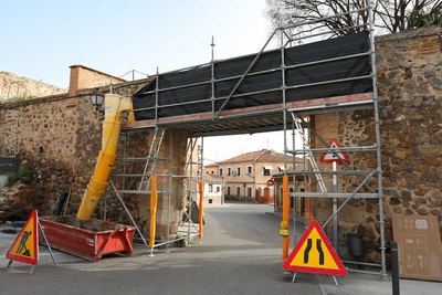 El Ayuntamiento actúa de "urgencia" en la 'Puerta del Vado' por el peligro que representa para los vecinos