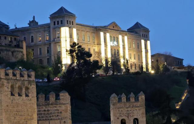 El edificio de Diputación Provincial de Toledo se ilumina para la Navidad