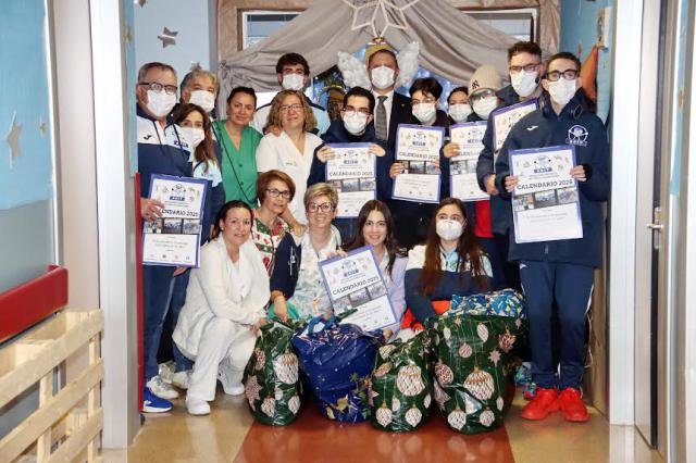 El Corte Inglés y ADIT visitan el Hospital de Talavera para llevar juguetes a los más pequeños