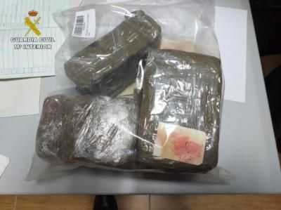 Pillados con más de 2 kilos de hachís en su coche