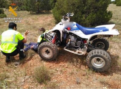 La Guardia Civil auxilia a un joven tras sufrir un grave accidente con un quad