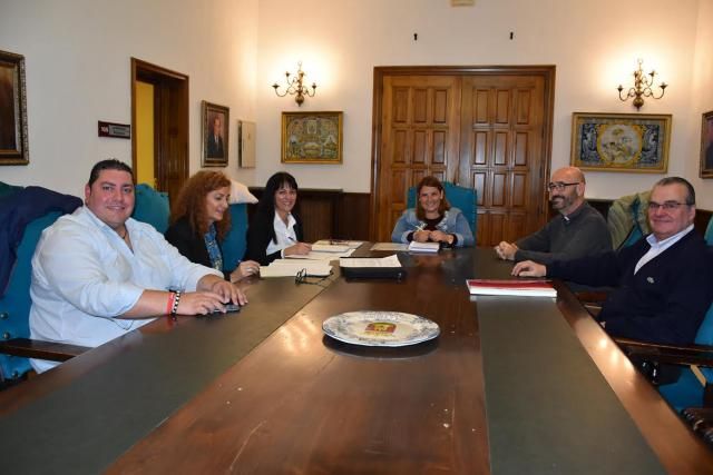 Reunión de la alcaldesa Tita García con los responsables de Cáritas Talavera