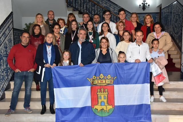 La Puerta Noble del Ayuntamiento se abre para ocho jinetes talaveranos y sus medallas