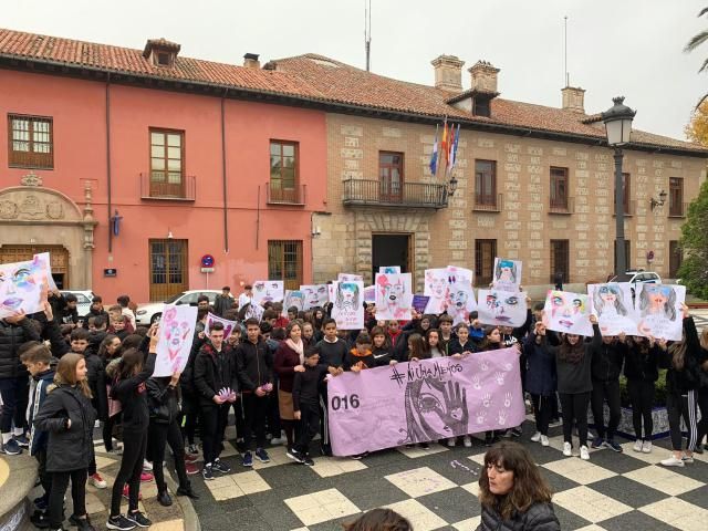 El Colegio Cristóbal Colón “inunda” Talavera de manos moradas contra la violencia de género