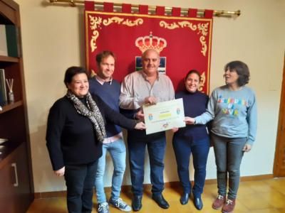 Talavera La Nueva entrega a la Asociación AdELAnte CLM un cheque de 1.906,50 euros