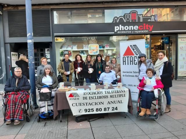 Mesa informativa en Talavera por el Día Nacional de la Esclerosis Múltiple